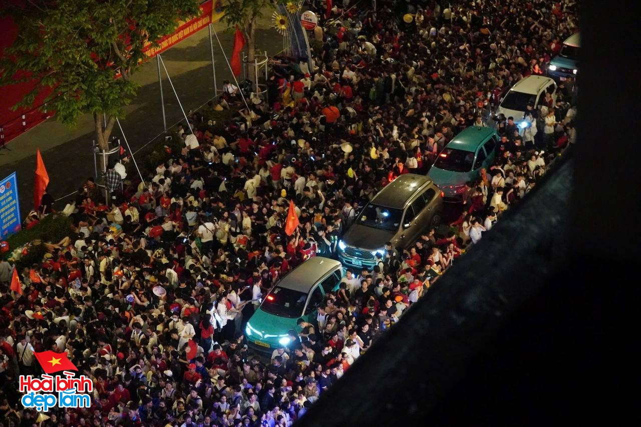 Nhìn lại 24 giờ đáng nhớ trong ngày 30/4 ở TP.HCM: Khi cả thành phố sống trọn một ngày lịch sử- Ảnh 4.