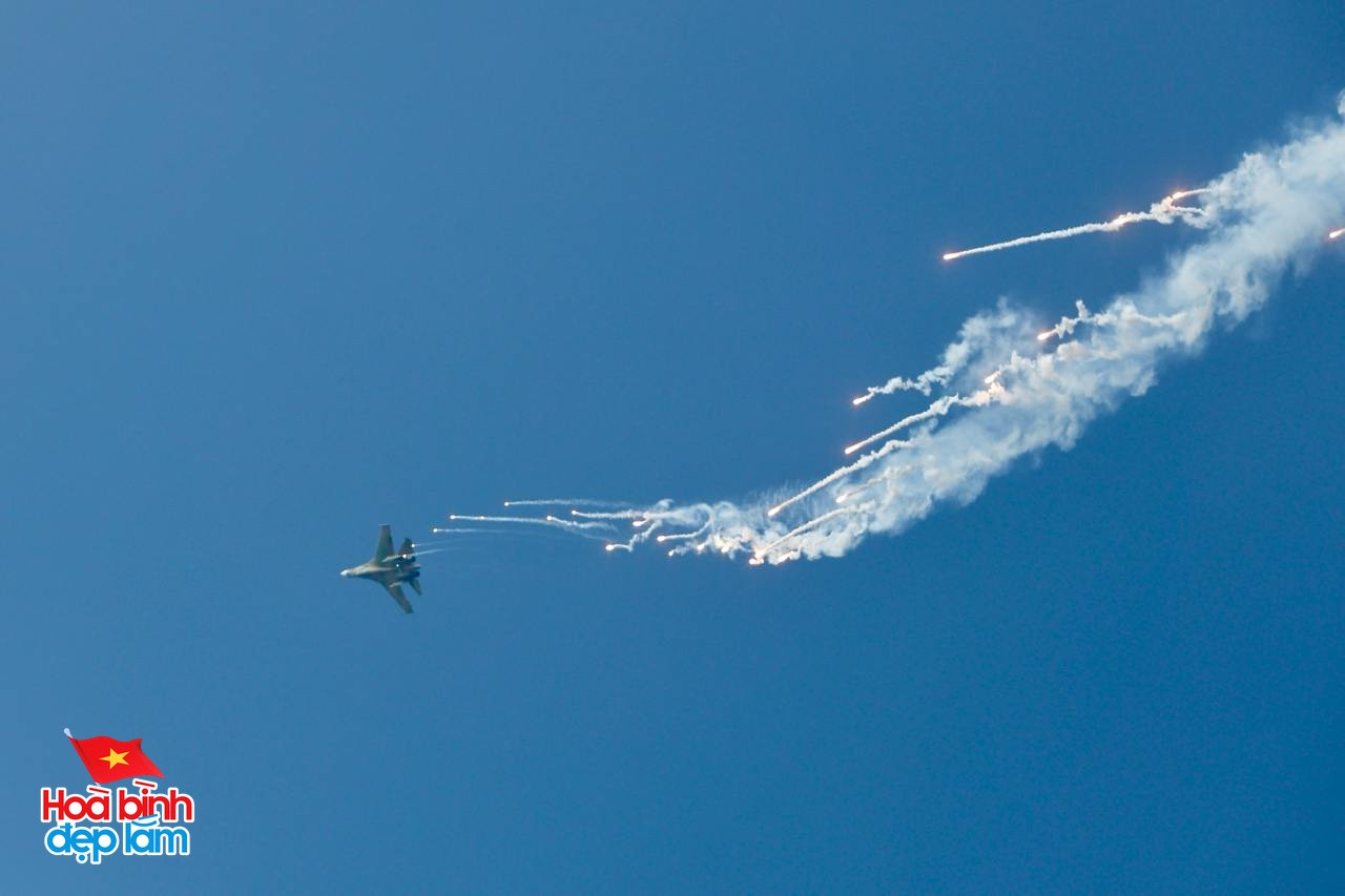 Nhìn lại 24 giờ đáng nhớ trong ngày 30/4 ở TP.HCM: Khi cả thành phố sống trọn một ngày lịch sử- Ảnh 16.