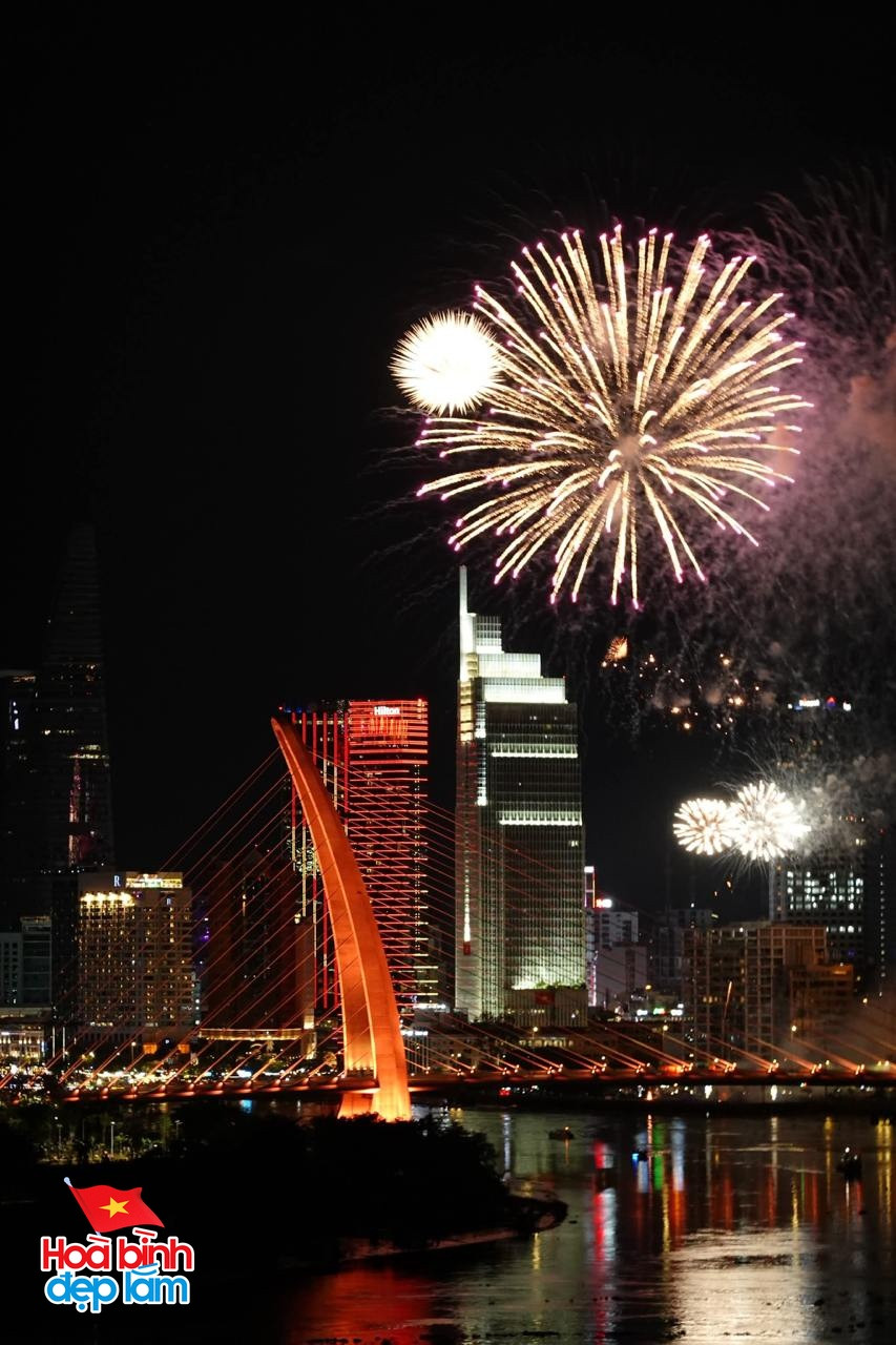 Nhìn lại 24 giờ đáng nhớ trong ngày 30/4 ở TP.HCM: Khi cả thành phố sống trọn một ngày lịch sử- Ảnh 33.