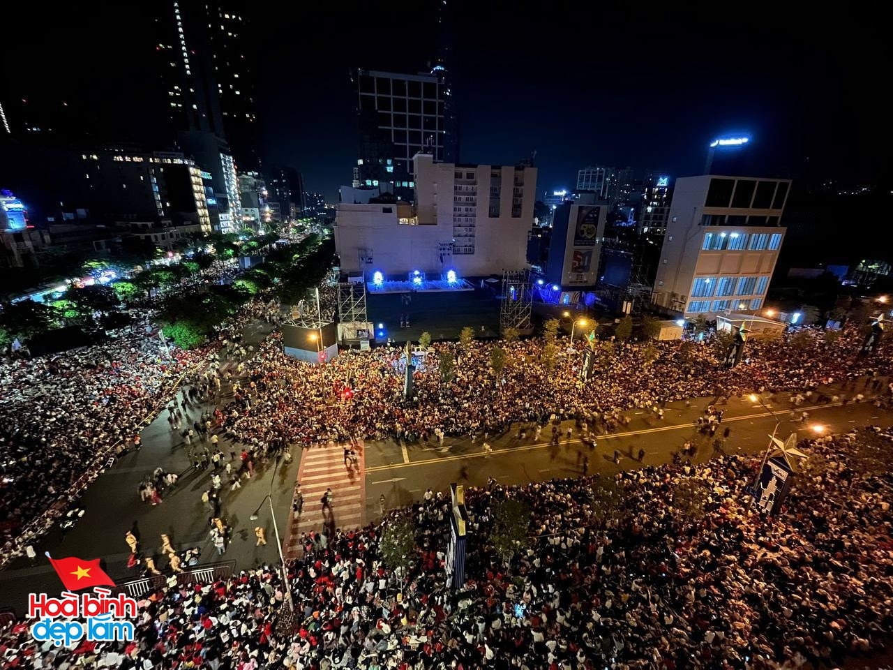 Nhìn lại 24 giờ đáng nhớ trong ngày 30/4 ở TP.HCM: Khi cả thành phố sống trọn một ngày lịch sử- Ảnh 6.