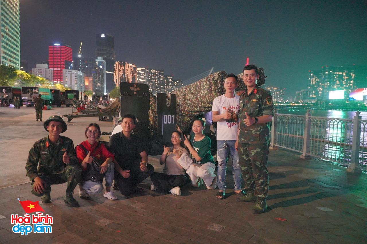 Nhìn lại 24 giờ đáng nhớ trong ngày 30/4 ở TP.HCM: Khi cả thành phố sống trọn một ngày lịch sử- Ảnh 34.