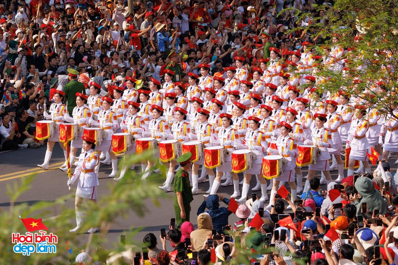 Nhìn lại 24 giờ đáng nhớ trong ngày 30/4 ở TP.HCM: Khi cả thành phố sống trọn một ngày lịch sử- Ảnh 24.