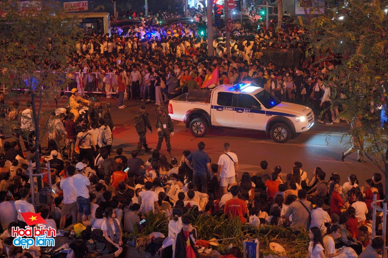 Nhìn lại 24 giờ đáng nhớ trong ngày 30/4 ở TP.HCM: Khi cả thành phố sống trọn một ngày lịch sử- Ảnh 5.