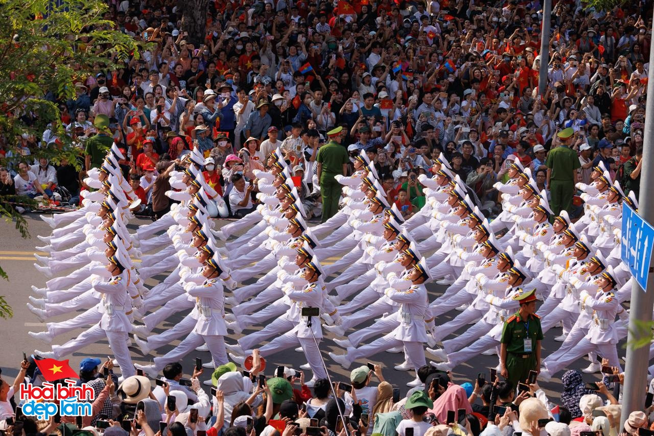 Nhìn lại 24 giờ đáng nhớ trong ngày 30/4 ở TP.HCM: Khi cả thành phố sống trọn một ngày lịch sử- Ảnh 25.