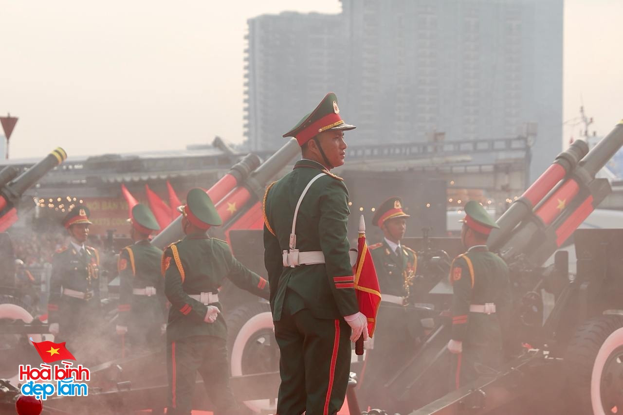 Nhìn lại 24 giờ đáng nhớ trong ngày 30/4 ở TP.HCM: Khi cả thành phố sống trọn một ngày lịch sử- Ảnh 12.