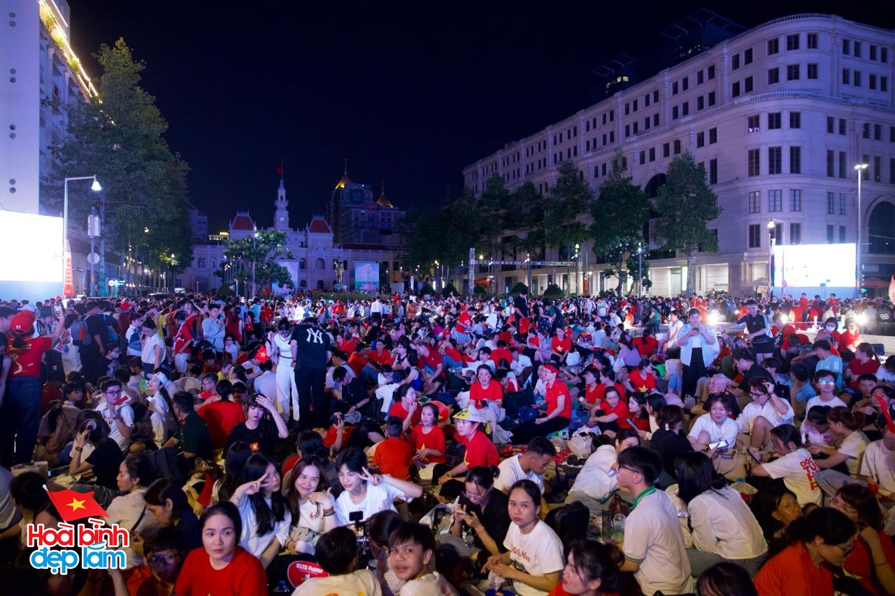 Nhìn lại 24 giờ đáng nhớ trong ngày 30/4 ở TP.HCM: Khi cả thành phố sống trọn một ngày lịch sử- Ảnh 3.