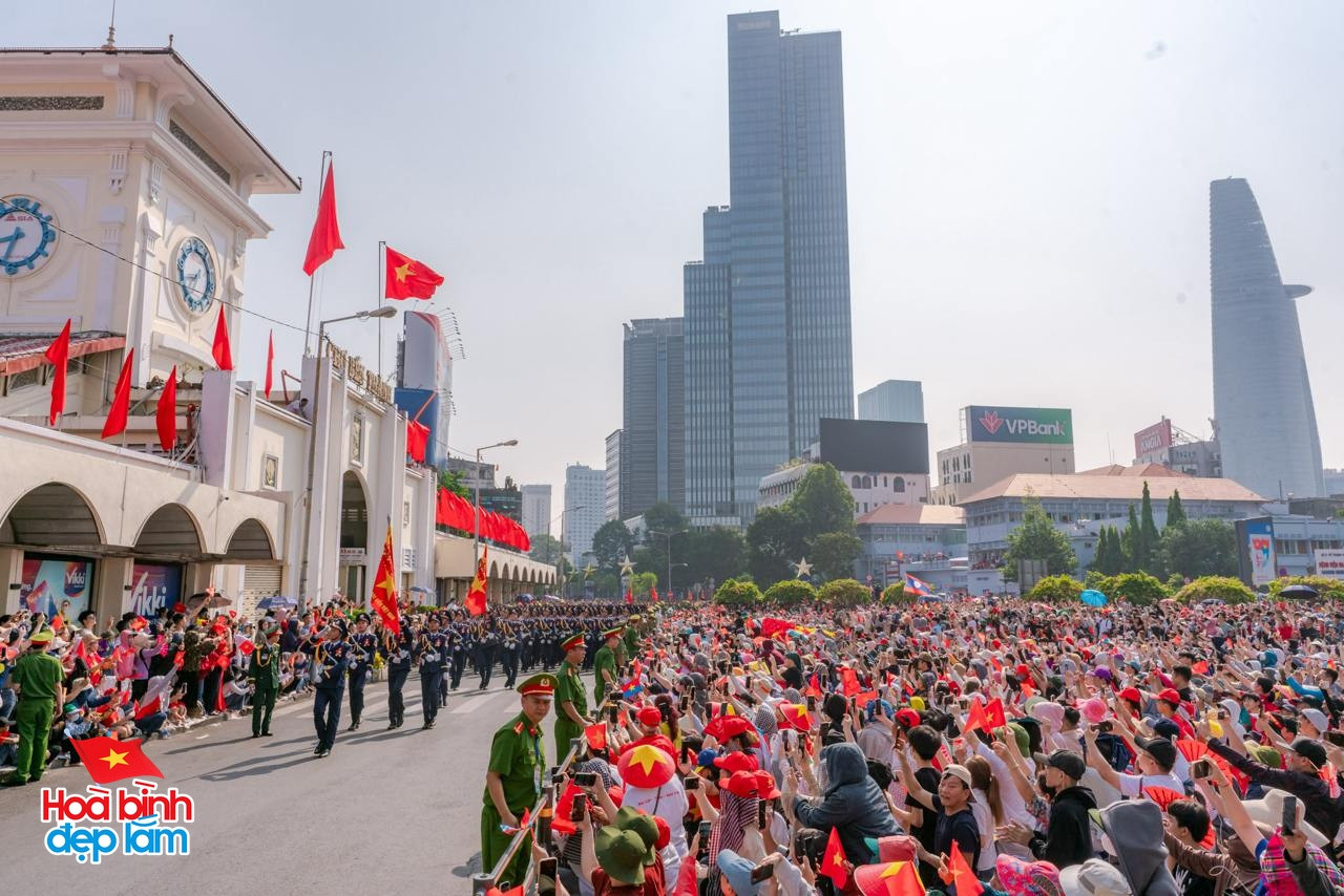 Nhìn lại 24 giờ đáng nhớ trong ngày 30/4 ở TP.HCM: Khi cả thành phố sống trọn một ngày lịch sử- Ảnh 26.