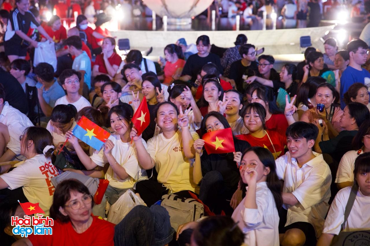 Nhìn lại 24 giờ đáng nhớ trong ngày 30/4 ở TP.HCM: Khi cả thành phố sống trọn một ngày lịch sử- Ảnh 2.