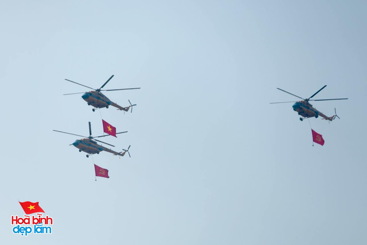 Nhìn lại 24 giờ đáng nhớ trong ngày 30/4 ở TP.HCM: Khi cả thành phố sống trọn một ngày lịch sử- Ảnh 14.