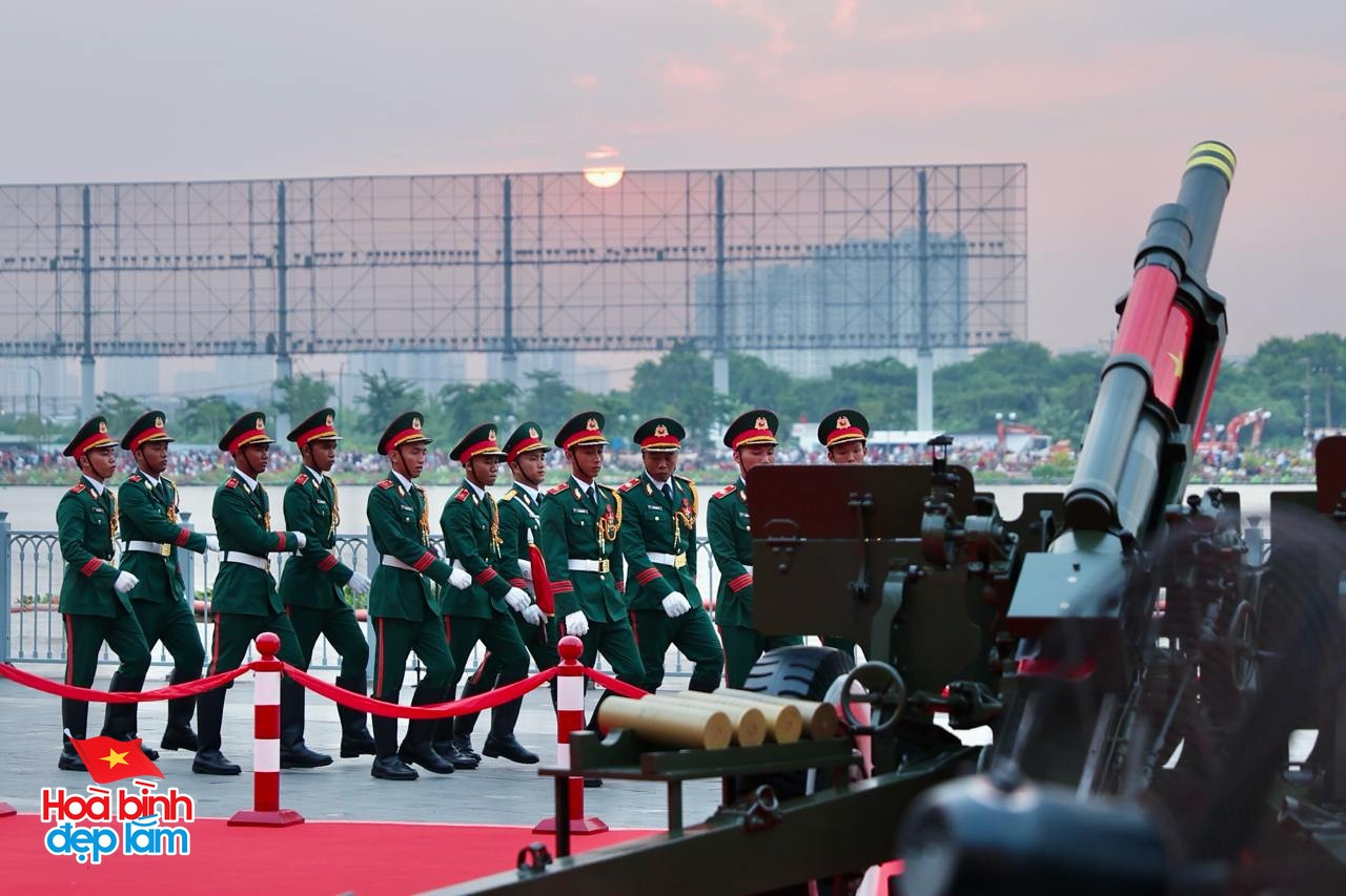 Nhìn lại 24 giờ đáng nhớ trong ngày 30/4 ở TP.HCM: Khi cả thành phố sống trọn một ngày lịch sử- Ảnh 11.