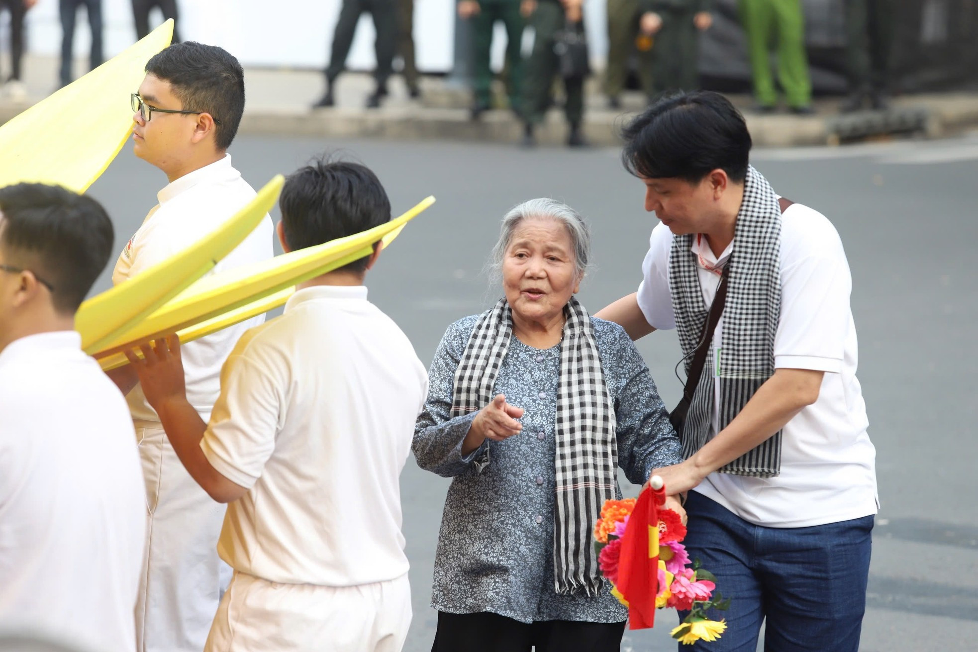 NSƯT Lê Thiện nói về hoạt cảnh ở Lễ diễu binh 30/4: 'Tôi đã bật khóc' ảnh 2