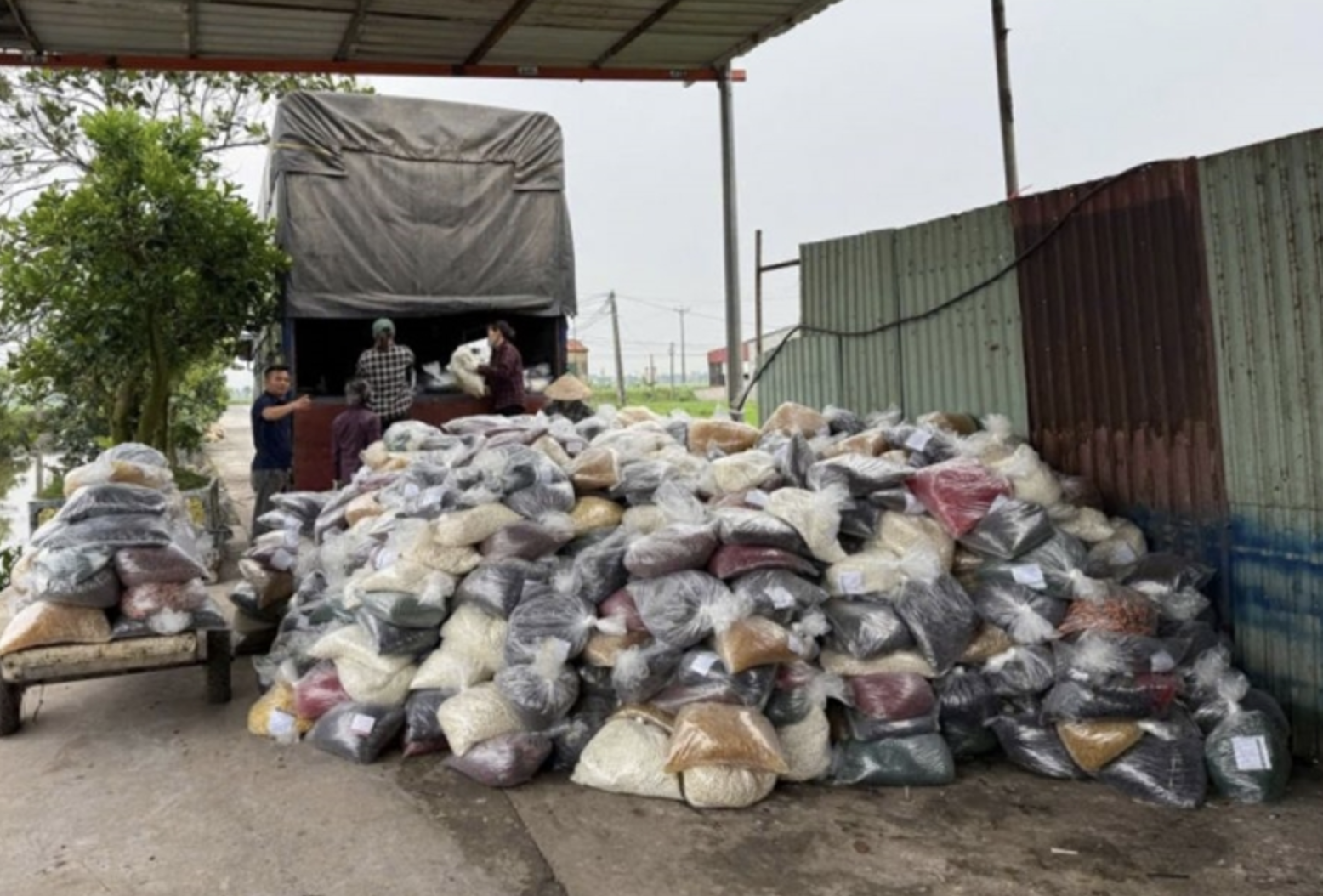 Sữa, thuốc, thực phẩm chức năng bị làm giả: Nhận diện thế nào?- Ảnh 5.