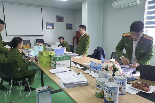 Sữa, thuốc, thực phẩm chức năng bị làm giả: Nhận diện thế nào?- Ảnh 1.