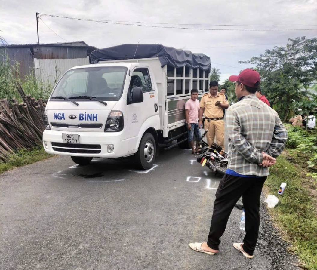 Vụ nổ súng rồi tự sát ở Vĩnh Long: Người bạn đi cùng kể lại tai nạn của con gái nghi phạm- Ảnh 1.