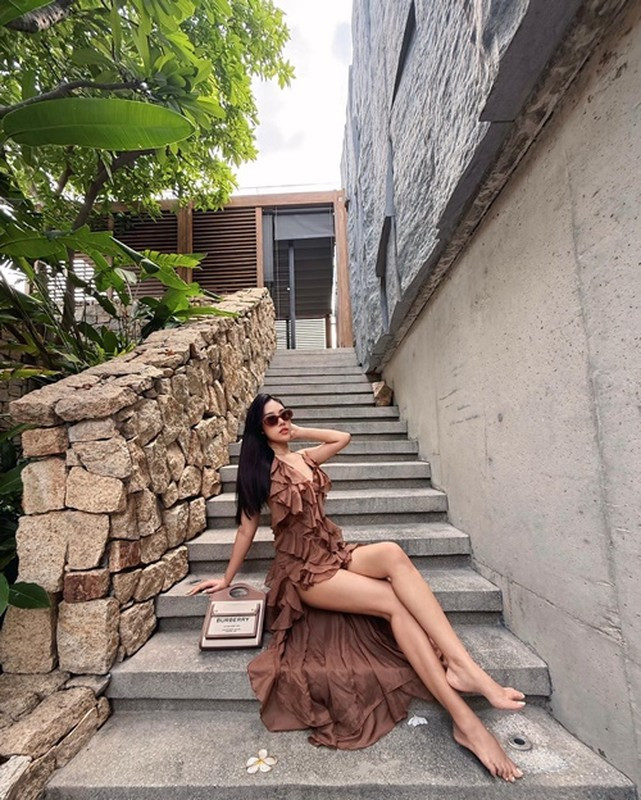 Bạn gái kém 37 tuổi của diễn viên Quang Minh tự tin đi biển gợi cảm sau 6 tháng sinh nở- Ảnh 4.