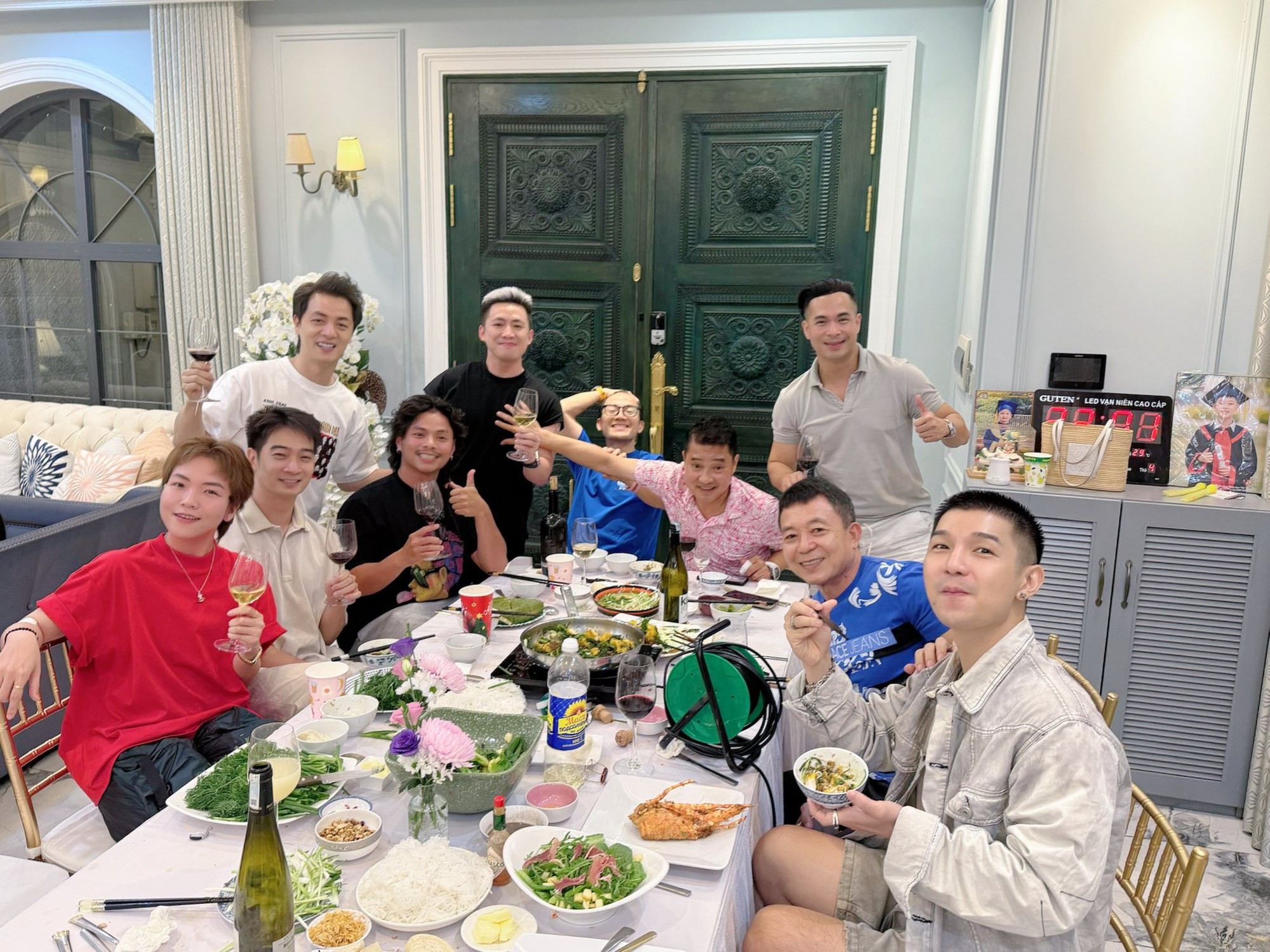 Cặp diễn viên Vbiz yêu bí mật nay dắt nhau ra mắt hội bạn, chuẩn bị công khai hậu bị tóm hẹn hò trên sân pickleball?- Ảnh 1.