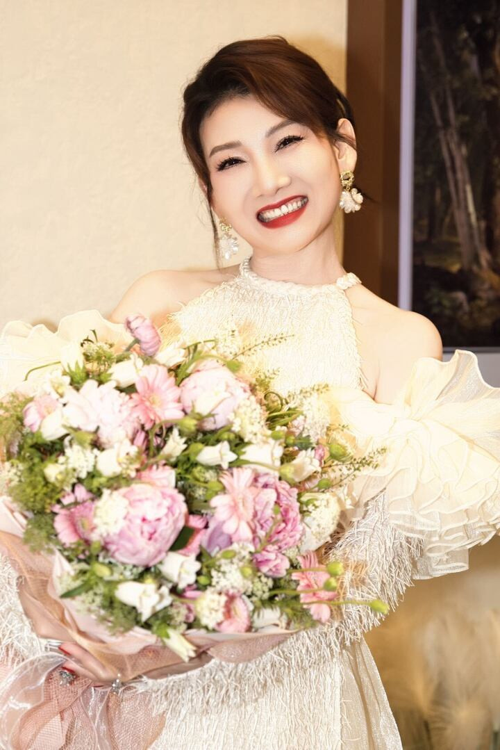 Nhan sắc trẻ đẹp của NSND Mỹ Uyên ở tuổi 50.