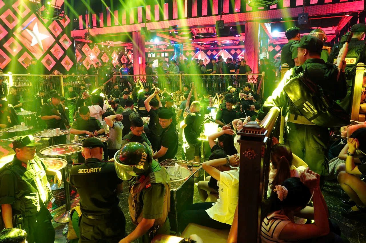 Vụ 200 cảnh sát bao vây toàn bộ quán Paris Night: Bắt tạm giam chủ quán Mạnh Trọng Toản và 21 người khác - Ảnh 1.