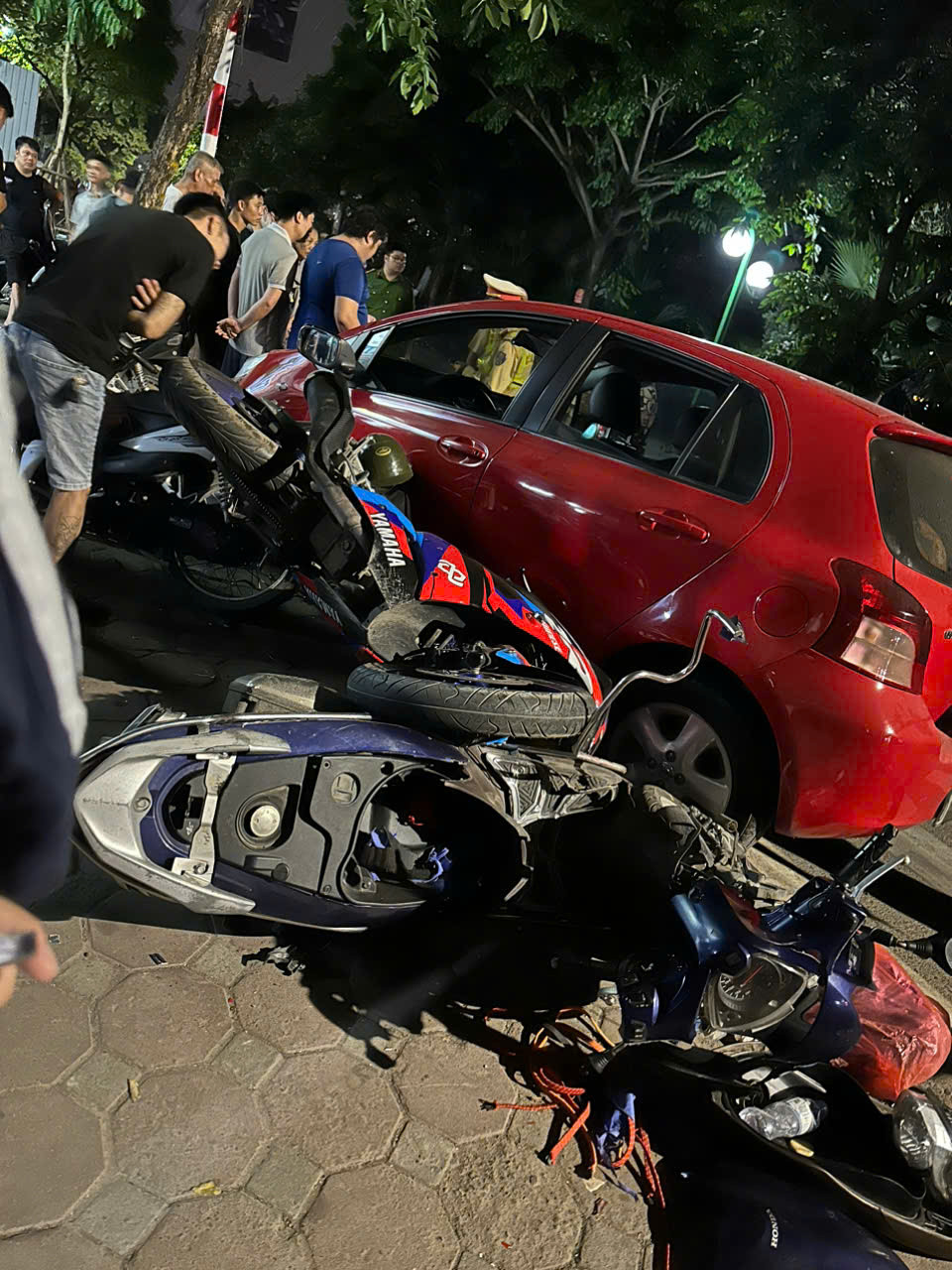 Vụ tai nạn liên hoàn ở Hà Nội: Nạn nhân kể lại giây phút bị ô tô tông trúng, tỉnh dậy đã ở trong viện- Ảnh 3.