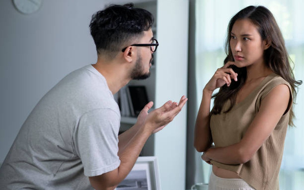 Giọt nước tràn ly, tôi nhất quyết ly hôn khi nhìn thấy vợ đổi hộp quà gửi cho bố mẹ