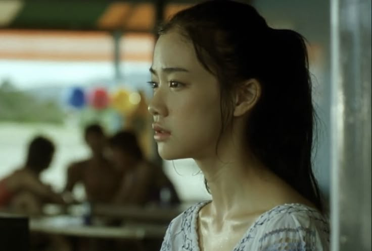 Mẹ chồng vội bê mâm cơm cất đi khi vừa nghe tiếng con dâu, điều cay đắng hiện ra lù lù trong ngăn mát tủ lạnh- Ảnh 1.