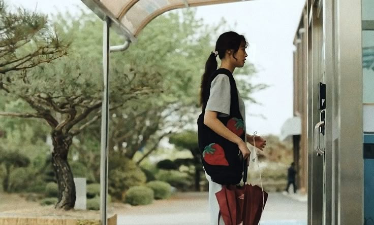 Mẹ chồng vội bê mâm cơm cất đi khi vừa nghe tiếng con dâu, điều cay đắng hiện ra lù lù trong ngăn mát tủ lạnh- Ảnh 2.