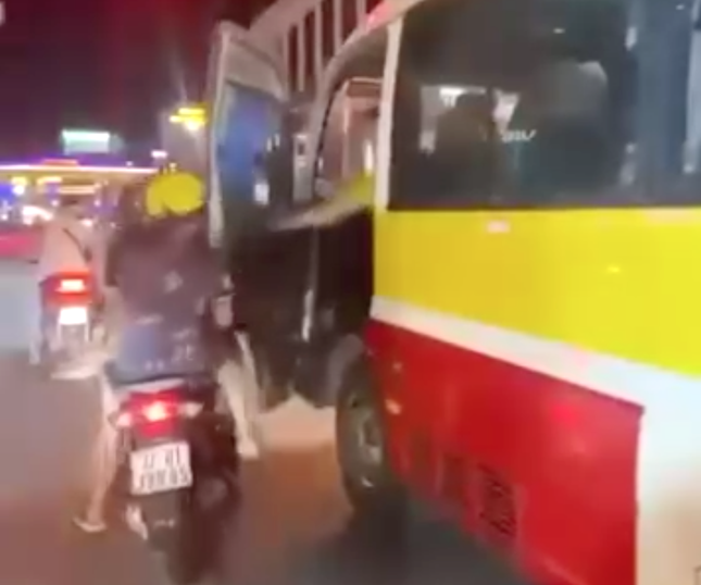 Vụ đẩy cửa xe buýt đập vào cặp vợ chồng đi xe máy: Tài xế nói gì? ảnh 1