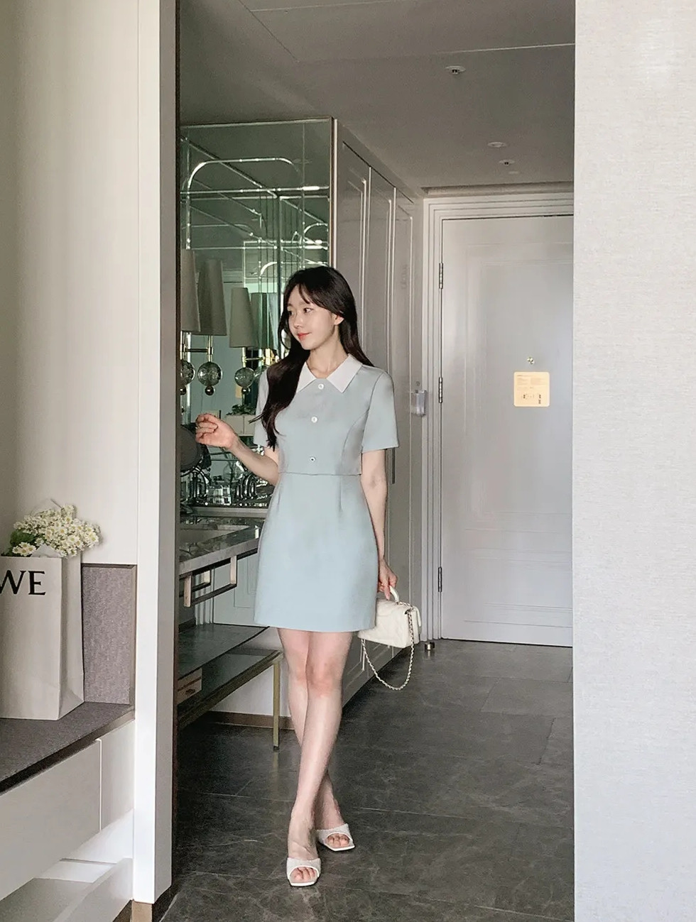 Các mẫu giày phối với váy ngắn mùa hè giúp chân dài hơn- Ảnh 1.