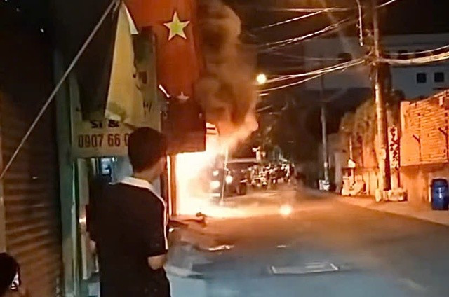 Cháy lớn nửa đêm ở TPHCM, một người tử vong ảnh 1