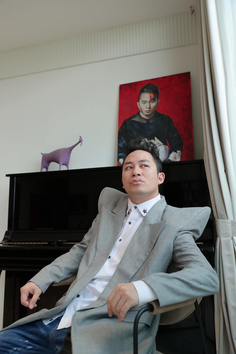 Nam ca sĩ nổi đình đám, nhà trung tâm quận Tây Hồ sang chảnh, hôn nhân viên mãn bên vợ hơn 2 tuổi - Ảnh 3.