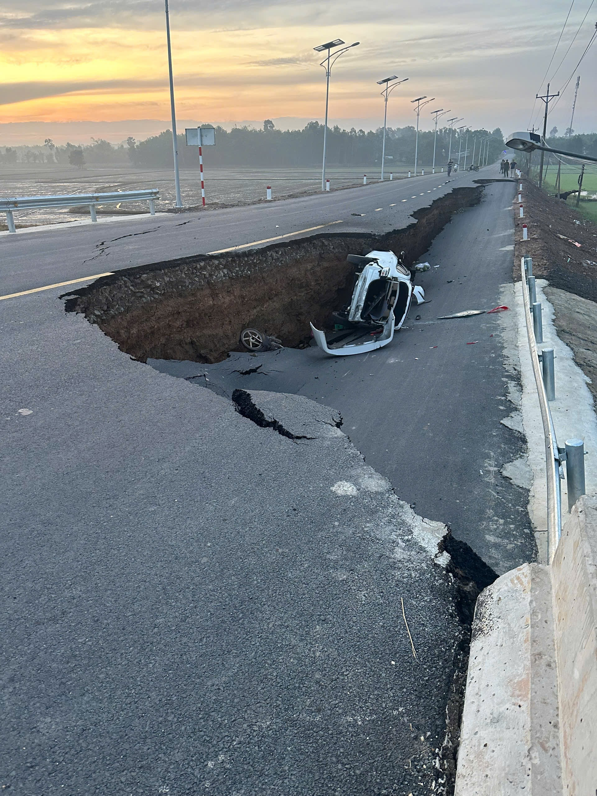 Vụ sụt lún khiến ô tô, xe máy rơi xuống hố ở Tây Ninh: Cục Đường bộ Việt Nam lên tiếng- Ảnh 1.