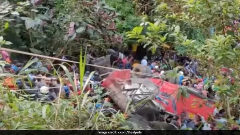 Xe buýt chở quá tải bất ngờ lao xuống vực khiến 15 người tử vong- Ảnh 1.