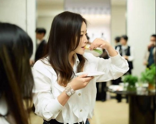 Xuất hiện vài giây, Kim Hee Sun khiến cả mạng xã hội phát sốt vì ánh nhìn chuẩn “dâu hào môn”- Ảnh 1.