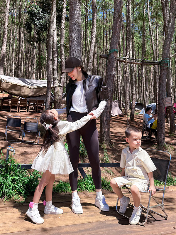 Biểu cảm trái ngược của cặp song sinh nhà Hồ Ngọc Hà khi chơi pickleball - Ảnh 8.