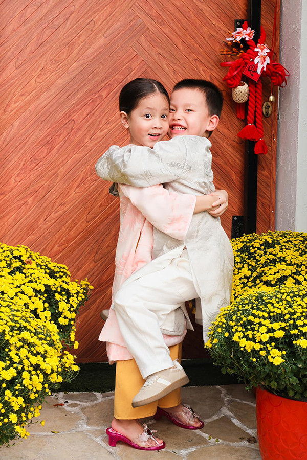 Biểu cảm trái ngược của cặp song sinh nhà Hồ Ngọc Hà khi chơi pickleball - Ảnh 9.