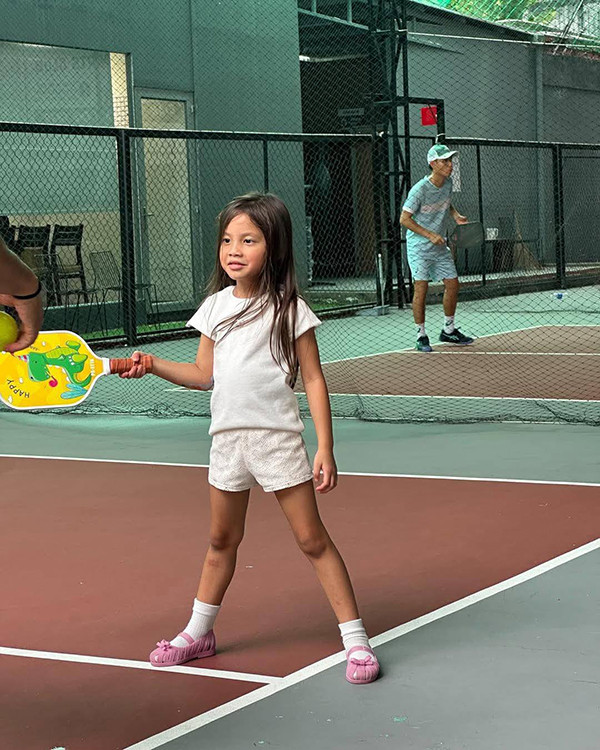 Biểu cảm trái ngược của cặp song sinh nhà Hồ Ngọc Hà khi chơi pickleball - Ảnh 4.