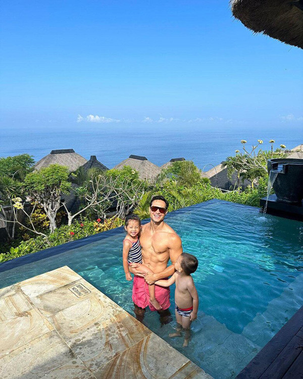 Biểu cảm trái ngược của cặp song sinh nhà Hồ Ngọc Hà khi chơi pickleball - Ảnh 6.