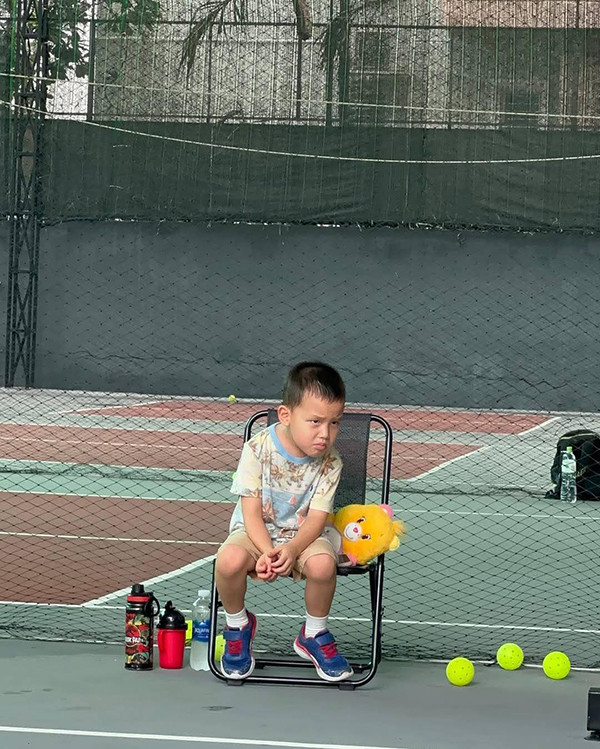 Biểu cảm trái ngược của cặp song sinh nhà Hồ Ngọc Hà khi chơi pickleball - Ảnh 3.