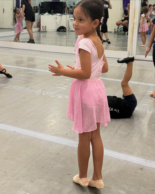 Biểu cảm trái ngược của cặp song sinh nhà Hồ Ngọc Hà khi chơi pickleball - Ảnh 7.