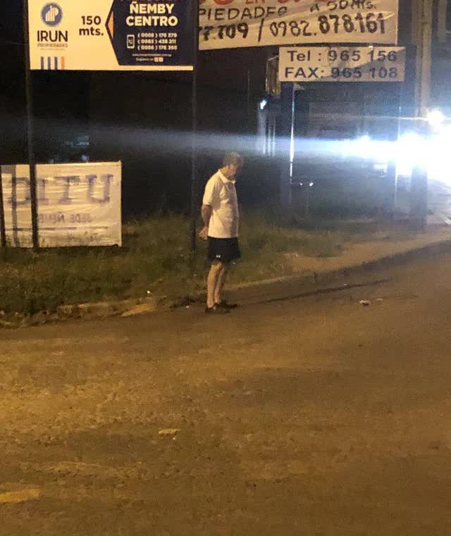 Bức ảnh ông lão tối nào cũng đứng ở trạm xe bus tăm tối mà không bao giờ lên xe gây “bão mạng”: Lý do khiến nhiều người bật khóc- Ảnh 1.