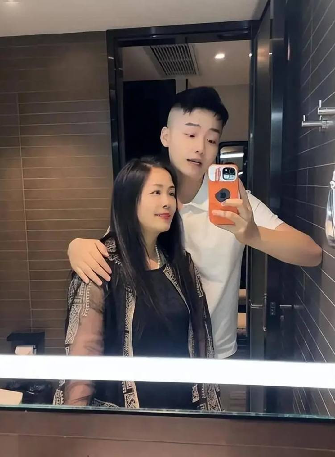 Chàng trai 20 tuổi lấy vợ già bằng tuổi mẹ mình, sau đám cưới cái kết thật