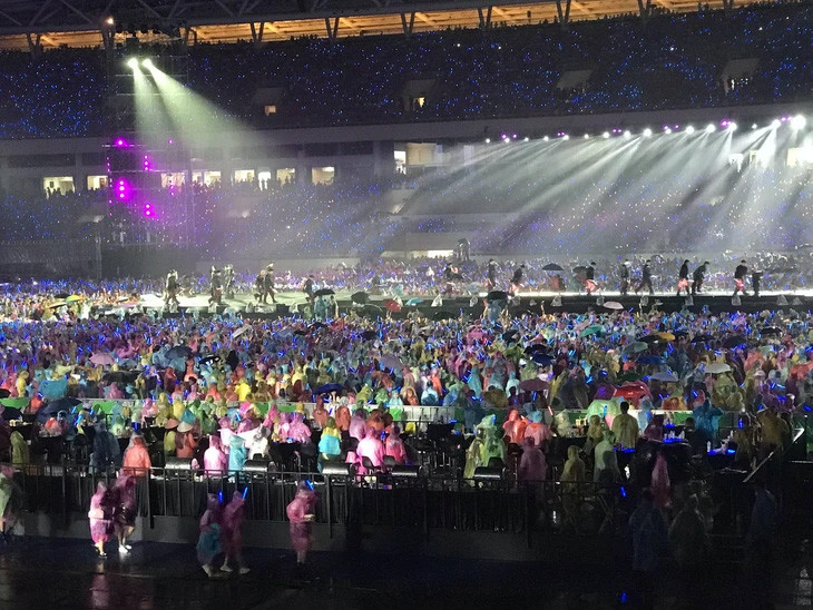 Nam ca sĩ Vbiz sải bước giữa làn mưa trắng xoá với thần thái ngút ngàn gây sốt- Ảnh 1.