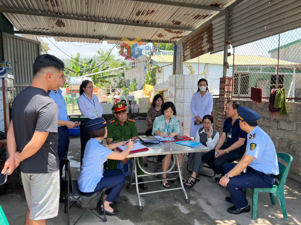 Rùng mình cảnh tượng bên trong cơ sở chế biến lòng dồi: Thực phẩm sống - chín để lẫn, nguyên liệu không rõ nguồn gốc- Ảnh 3.