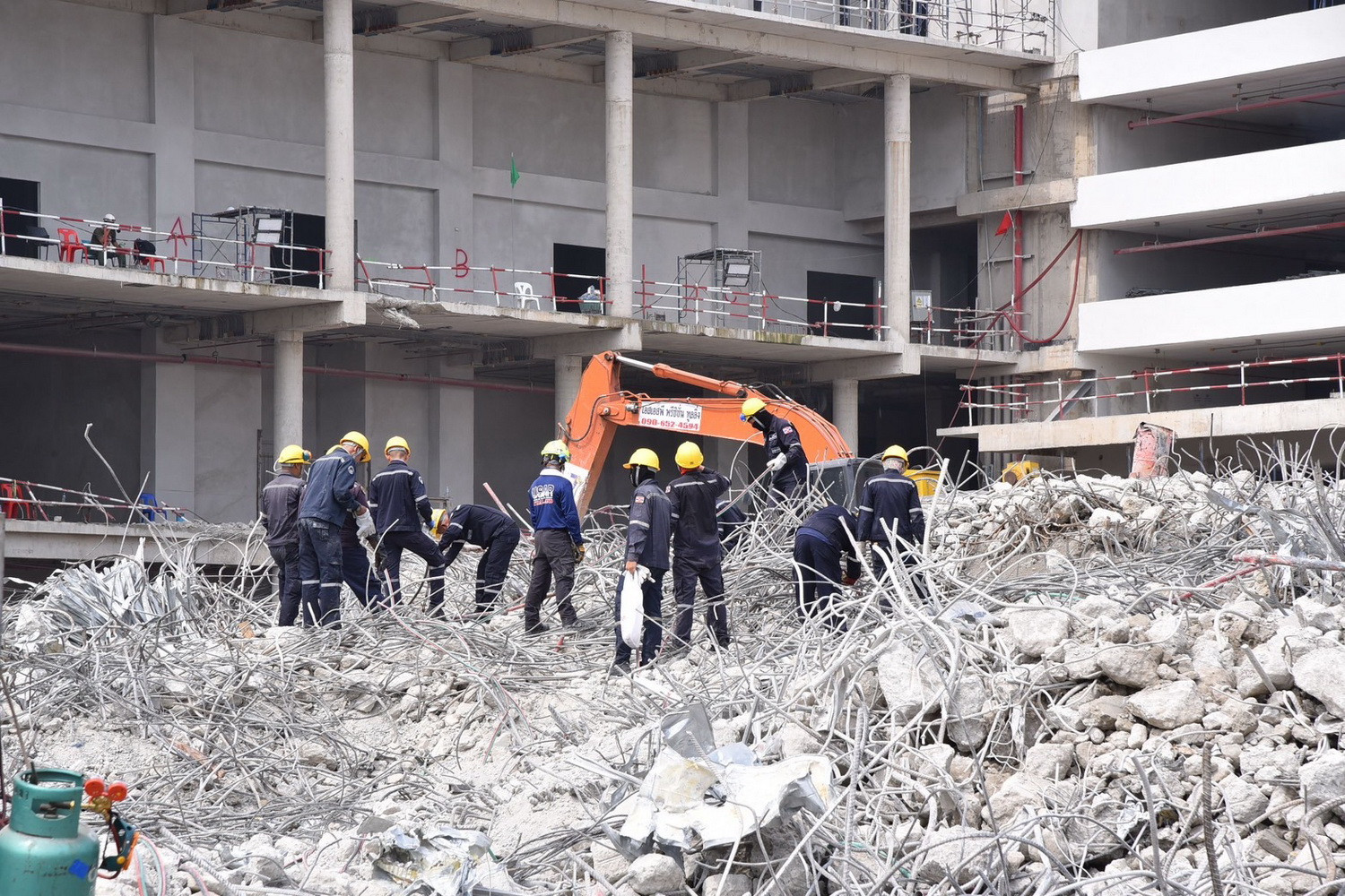 Vụ sập toà nhà cao tầng ở Bangkok: Phát hiện 30 chữ ký giả mạo trong hồ sơ xây dựng- Ảnh 1.