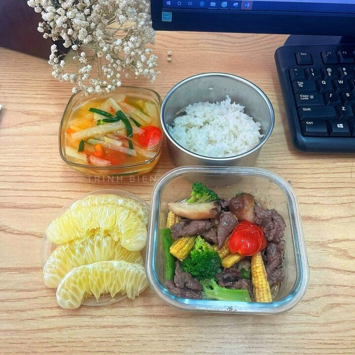 Cơm trưa có bò xào thập cẩm, canh su hào, tráng miệng bằng bưởi.