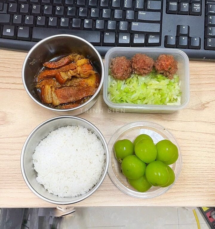 Thực đơn đơn giản gồm thịt kho tàu, bắp cải xào, vài quả nho xanh chua nhẹ, ngọt dịu.
