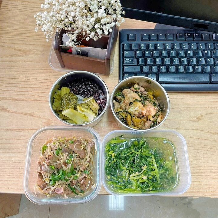Gà rang gừng đậm đà, lòng mề xào giá quen thuộc, canh rau cần thanh mát.