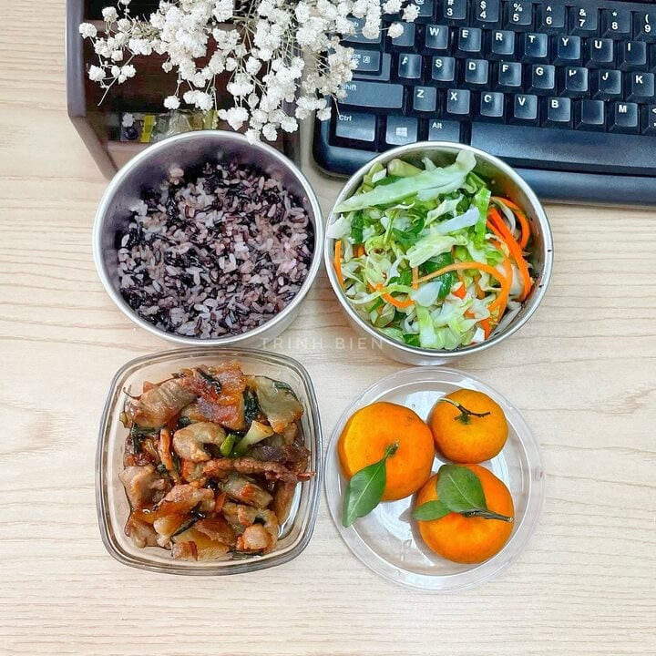 Món thịt rang cháy cạnh thơm mùi hành phi ăn cùng bắp cải muối vừa chua vừa giòn; món tráng miệng là cam canh.