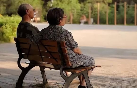 Người đàn ông có 3 con trai, lương hưu 36 triệu tủi thân rơi nước mắt khi nghe bà hàng xóm chỉ có 1 con gái nói một câu - Ảnh 1.