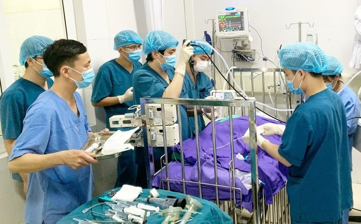 Ê kíp nội soi, gắp dị vật phức tạp khỏi hai bên phế quản bằng dụng cụ chuyên dụng. (Ảnh: BVCC)
